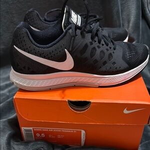 Nike Air Zoom Pegasus 31 Black and White Sneakers